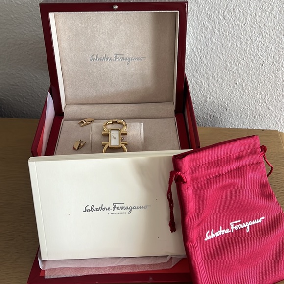 Ferragamo watch from the Double Gancini collection. Comes with box and dust bag - Picture 9 of 10